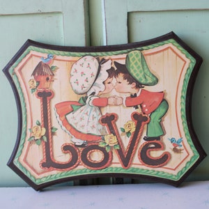 Wandbehang „LOVE“ im Retro-Stil der 1970er Jahre: Kitschige Wohndekoration (13x10)