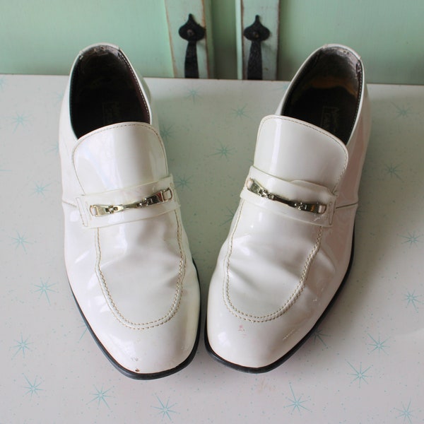 Vintage MENS Saddle OXFORDS Loafers.....size 9.5 mens...loafers. leather. oxfords. designer vintage. classic. mod. groom. wedding. 1960s 70s