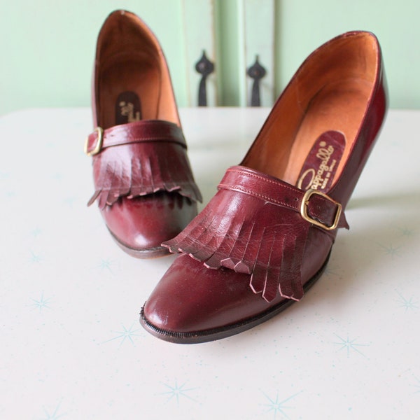 1970s Pappagallo Brown Tassled Loafer Heels...size 7 womens. classic. retro. designer vintage. burgundy. autumn heels. oxford loafer heels