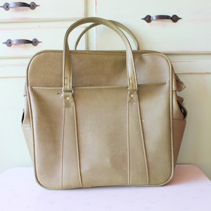 OLIJFGROEN Vintage reiskoffer uit de jaren 70... retro. vintage bagage. thuis. koffer. Jaren 70. mod. twijgje. hip. mode. hipster. uniseks