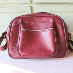 Vintage reiskoffer uit de jaren 70 ..... groovy. retro. vintage bagage. thuis. Jaren 70. mod. twijgje. hip. mode. hipster. rood. uniseks.