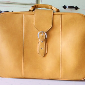 Vintage reiskoffer uit de jaren 70. Retro. vintage bagage. geel. Jaren 70. mod. twijgje. hip. mode. hipster. schoudertas. uniseks.
