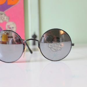 1990s Mirrored Round Sunglasses: Retro UV Protection