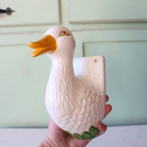 Vintage Ceramic Duck Wall Decor: Kitsch Retro Bird Figurine