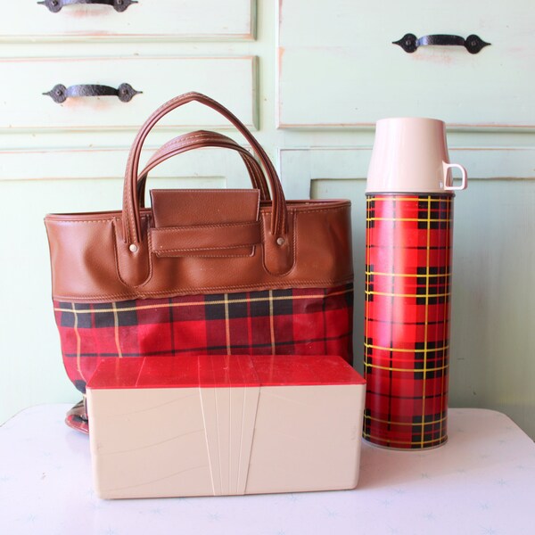 1970s Vintage RETRO Thermos Bag Picnic Lunch SET......striped. red. decor. retro. kitschy. campy. serving. eat. travel. preppy. storage. 70s