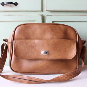 Vintage reiskoffer uit de jaren 1970... retro. vintage bagage. thuis. koffer. Jaren 70. mod. twijgje. hip. mode. hipster. bruin. uniseks.