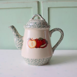 Vintage Apple 1990s Fruit Stoneware Pitcher Jar..... accesorios retro. cocina campestre. kitsch. manzana roja. hogar. jardín. casa de Campo. cabaña