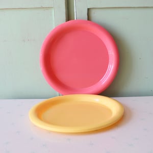 Vintage Colorful Plastic Plates Set: 1970s Picnic Decor