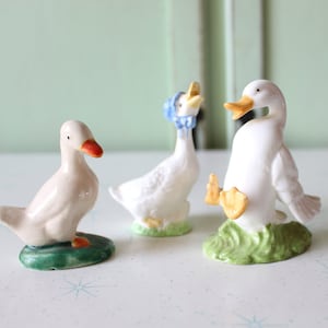 Vintage Ceramic Duck Figurine Set: Kitsch Retro Home Decor