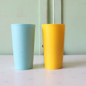 Vintage Tupperware-muggar: Atomic Colorful Plast Set om 2