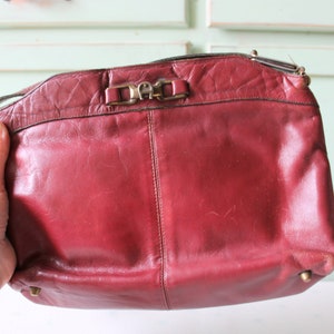 1970er Jahre ETIENNE AIGNER Rote Leder Handtasche....retro. Umhängetasche. Umhängetasche. vorbeh. klassisch. Designer-Vintage. 70er Jahre Aigner. klassischer Aigner. Modell