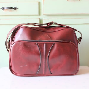 Vintage reiskoffer uit de jaren 70. Retro. vintage bagage. thuis. Jaren 70. mod. twijgje. hip. mode. hipster. rood. uniseks.