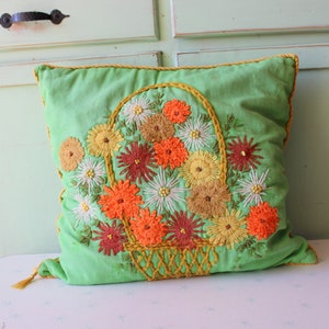 Vintage 1970s Blumen besticktes Kissen: Groovy Mod Decor