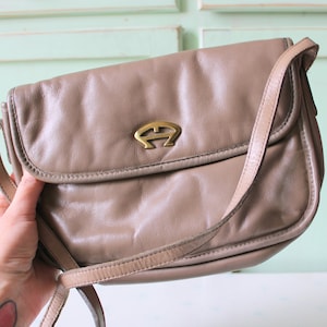 Bolso de mano de cuero marrón ETIENNE AIGNER de los años 70... retro. bandolera. bolso de hombro. prep. clásico. diseñador vintage. bolso de los años 70. aigner. bandolera mod.