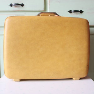 Vintage reiskoffer uit de jaren 70. Retro. vintage bagage. geel. Jaren 70. mod. twijgje. hip. mode. hipster. schoudertas. uniseks.