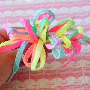 Presilha de cabelo com laço de arco-íris dos anos 80: acessório retrô