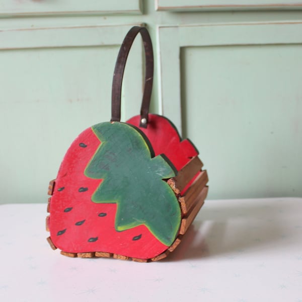 1970s STRAWBERRY Wooden Purse......retro. summer. colorful. kitsch. mod. beach. handbag. 1970s. indie. colorful. fruit patch. strawberry.