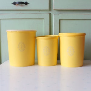 1970s TEA and COFFEE Cannisters Set...set of 3. 1960s home. 1970s home. vintage home. retro housewares. baking. cooking. kitchen. kitsch