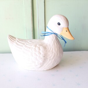 Vintage Ceramic Duck Figurine: 80s Kitsch Home Decor (9x8x10)