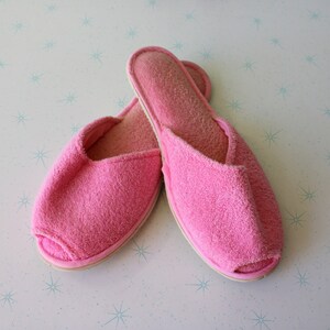 1970s Vintage Pink Slippers Cloth Nighty House Shoes Flats.....size 7 8. medium. shoes. flats. retro. groovy. open toed. open back. 60s 70s