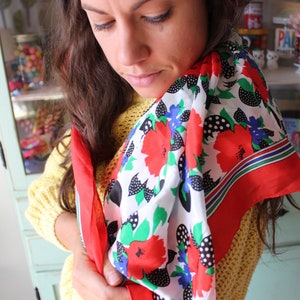 1970s 1980s Vintage Red Floral Scarf...retro scarf. 1970s accessories. mod. twiggy. head. neck. groovy. disco. gogo. red. flower garden.