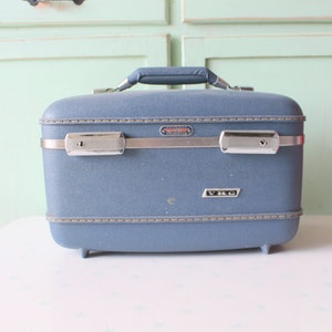 Vintage reiskoffer uit de jaren 70... halverwege de eeuw. retro. vintage bagage. . blauw. Jaren 70. mod. twijgje. hip. mode. hipster. uniseks
