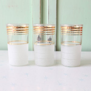 RETRO 1970s Set of Juice Glasses...set of 3...retro kitchen. groovy glassware. funky. drink. serve. floral. breakfast. kitsch. kawaii. mod