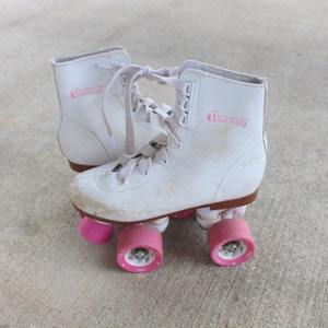 Vintage ROLLSCHUHE.retro. Schrittmacher. Eiskunstlaufmeister. Rollschuhe. Schlittschuhlaufen. Schuhe. Roller Derby. retro Schlittschuhe. rosa. weiß. kitschig. Kinder. Mädchen