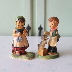 Conjunto de figuras japonesas de mediados de siglo: niño y niña, decoración retro