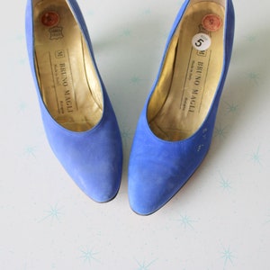 Vintage 1980s Blue Leather Heels....size 5 womens. shoes. pumps. designer vintage. classic. mod. 1980s glam. formal. bridal party. 80s party