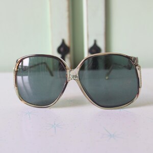 Vintage 1970s Oversized Sunglasses: Retro Women&#39;s Eyewear