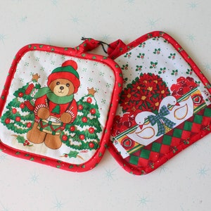 1980s Vintage Christmas Bear Bird Duck Pot Holder Set of 2....oven mitt. cooking. country home. green. red. snow. christmas kitchen. cooking
