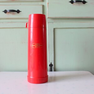 Vintage Red Thermos: Retro Kitchen Decor
