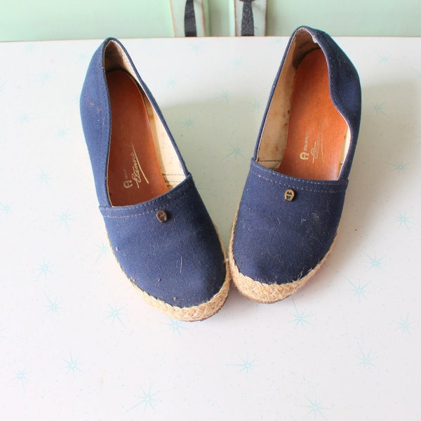 Vintage ETIENNE AIGNER Wedges Blue Shoes.....6.5 womens....70s shoes. fabric. blue heels. designer. shoes. aigner. mod. classic. librarian