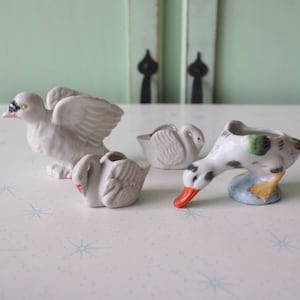 Vintage Ceramic Bird Figurine Set: Kitsch Retro Decor