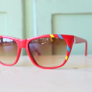 Gafas de sol arcoíris rojas de los años 80: protección UV vintage
