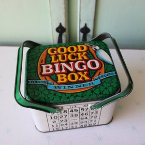 Caja de hojalata vintage para la noche de juegos de bingo. Década de 1970 y 1980. Retro. Números. Cartas. Juegos. Unisex. Vintage poco común. Lata de viaje. Cartas. Suerte. Regalo para amantes del bingo.