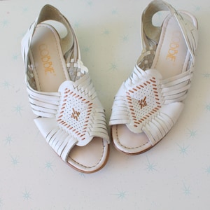 80er JAHRE HIPPIE SANDALEN.... Größe 9,5 Frauen... Boho. Leder-Flachs. Designer Vintage. Schuhe. Womens. Indie. weißes Leder. Cobbie kuschelt. Aztec