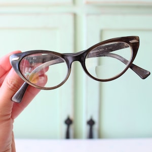 1950s 1960s Vintage CAT EYE Glasses....vintage eyewear. fancy. horn rim. 1960s accessories. classic. twiggy. designer vintage. 1950s. atomic