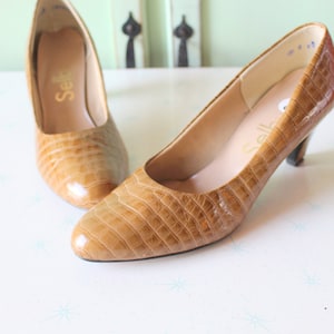 1980s Designer Selby Leather Heels...size 8 womens...mod. selby shoes. mod. classic. librarian. 1960s heels.