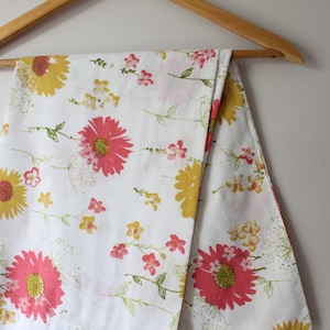 Vintage Retro Floral Groovy PILLOW CASE....1970s. 1960s. retro. atomic. disco. vintage bedding. housewares. home decor. bedroom. mod. daisy