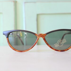 1980s Tortoiseshell Cateye Sunglasses: Geometric Retro Sunnies