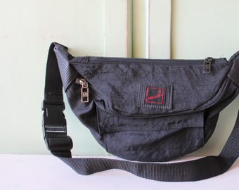 Vintage zwart heuptasje uit de jaren 80: retro reistas