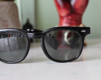1980s Black Sunglasses: Retro Chic Sunnies