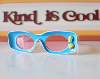 Les lunettes de soleil Rainbow Costume... atomique. coutume. Rétro. hipster. kitsch. lunettes de soleil. été. lunettes de fête. obscur. festif. hippie. bleu sarcelle