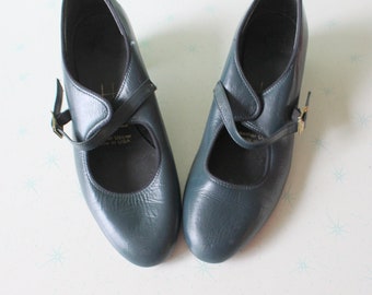 1960s Navy Blue LEATHER Tic Tac Toe Ballerina Heels.....size 6.5 womens....mod. tictactoes. 1960s. dance. retro. dancing. ballet. mary janes
