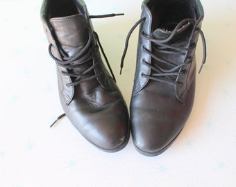 Vintage 1980s Leather Designer Boots...size 6.5 womens..black leather. designer vintage. black boots. ankle boots. mod. unisex boots. danexx