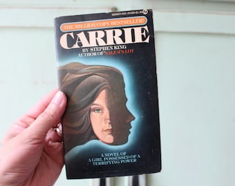 1974 Vintage STEPHEN KING Paperback CARRIE...best seller. fun. epic. collect. horror. scary. vintage. science fiction. novel. motion picture