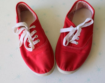 baskets rouges à lacets vintage des années 1980... taille 9 femmes... chaussures de tennis. Appartements des années 80. rétro. mod. chaussures de marche. Chaussures de grand-mère. Accessoires des années 80