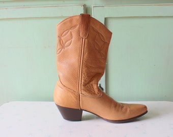 Vintage WESTERN HIPPIE Boots..camel brown. . cowboy. brown leather. country girl. western. cowgirl. vintage boots. flower. indie
